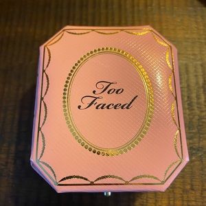 “Too Faced” Diamond Light Highlighter.